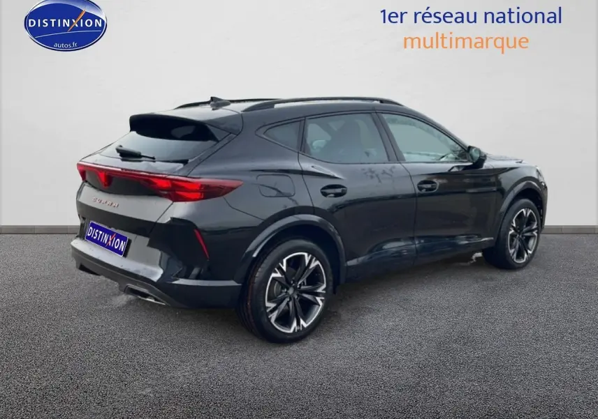SUV CUPRA Formentor noir en 3/4 arrière droit, avec jantes 18 pouces et barres de toit noires.
