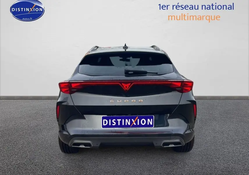 Vue arrière d'un CUPRA Formentor noir 2025 avec feux LED et double sortie d'échappement intégrée.