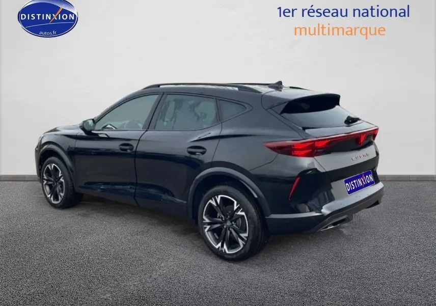 Vue 3/4 arrière droite d'un CUPRA Formentor noir 2025 avec jantes 18 pouces et feux arrière LED allumés.