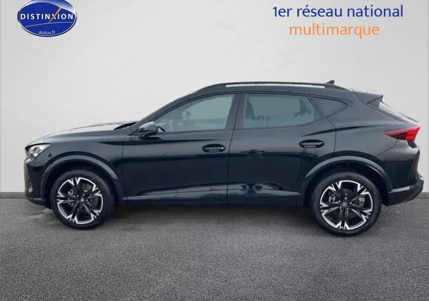 Profil côté gauche du SUV CUPRA Formentor noir 2025 avec jantes 18 pouces et barres de toit noires.