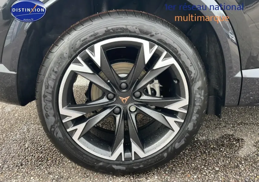 Gros plan sur la jante 18 pouces noire et argentée du CUPRA Formentor 2.0 TDI 150, avec pneu Goodyear humide.