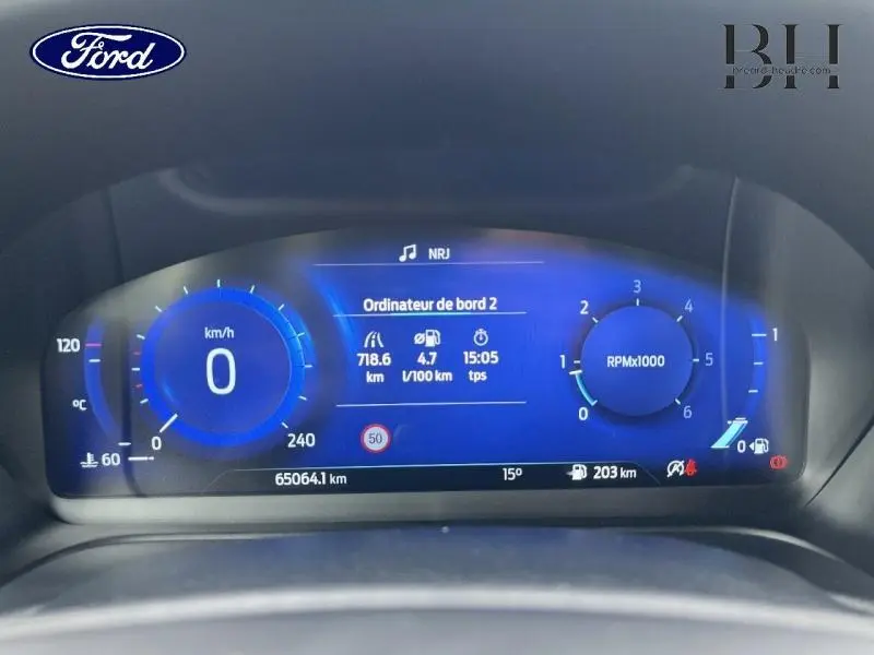 Tableau de bord numérique bleu du Ford Puma 1.5 EcoBlue 2021 affichant vitesse, compte-tours et informations de bord.