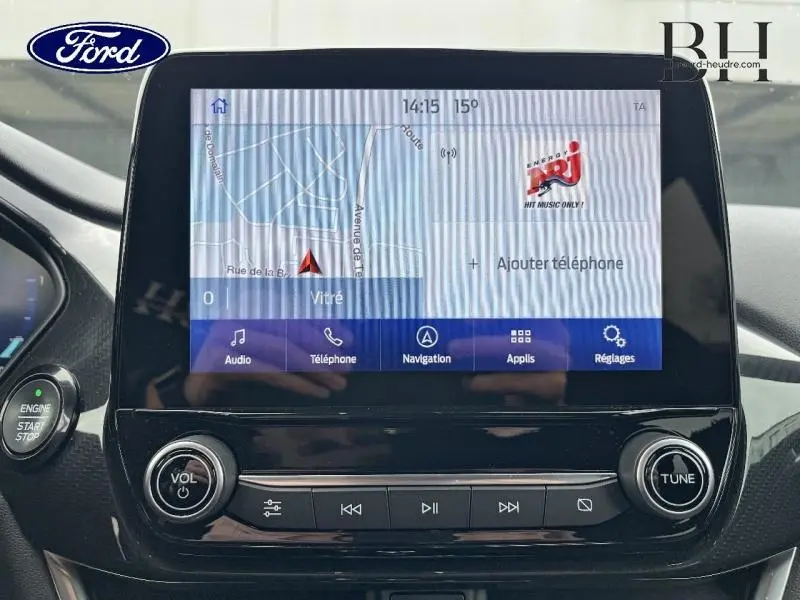 Écran tactile central du Ford Puma 2021 affichant la navigation et commandes multimédia, vue de face intérieure.