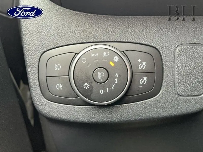 Gros plan sur le panneau de commande des phares du Ford Puma 1.5 EcoBlue noir, avec réglages d’éclairage et feux antibrouillard.