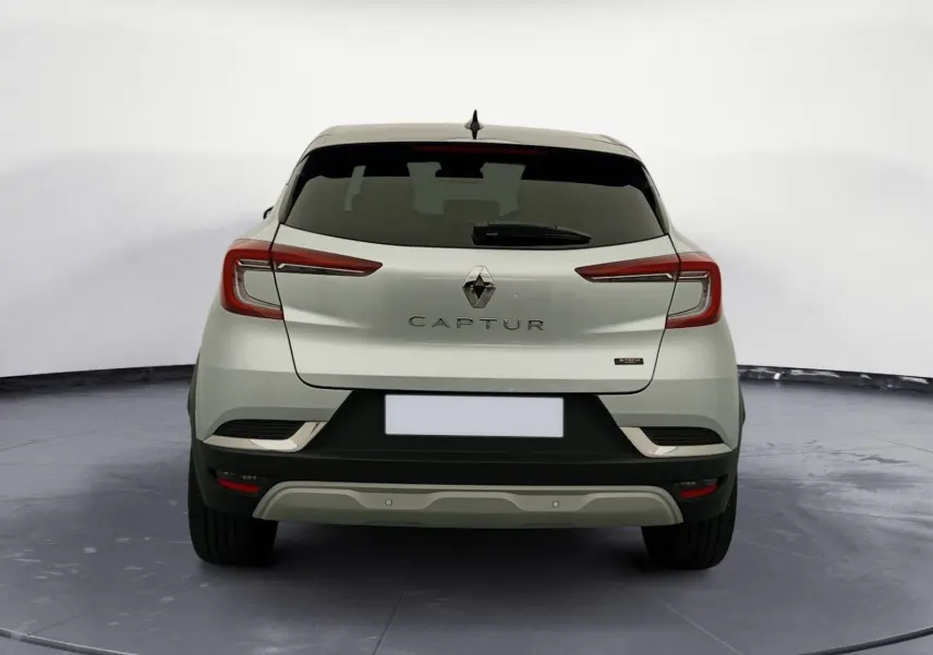 Vue arrière d'un Renault Captur 2023 gris alu avec toit noir, feux LED et badge E-Tech Full Hybrid.