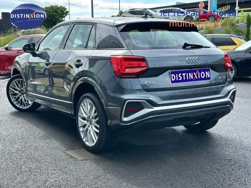 Audi Q2 30 TDI S line gris Daytona nacré vue 3/4 arrière droit avec feux LED et jantes alu multibranches