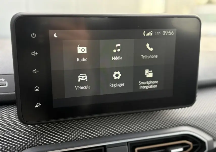 Écran tactile multimédia 8 pouces de la Dacia Sandero Stepway 2025, vue frontale du tableau de bord.