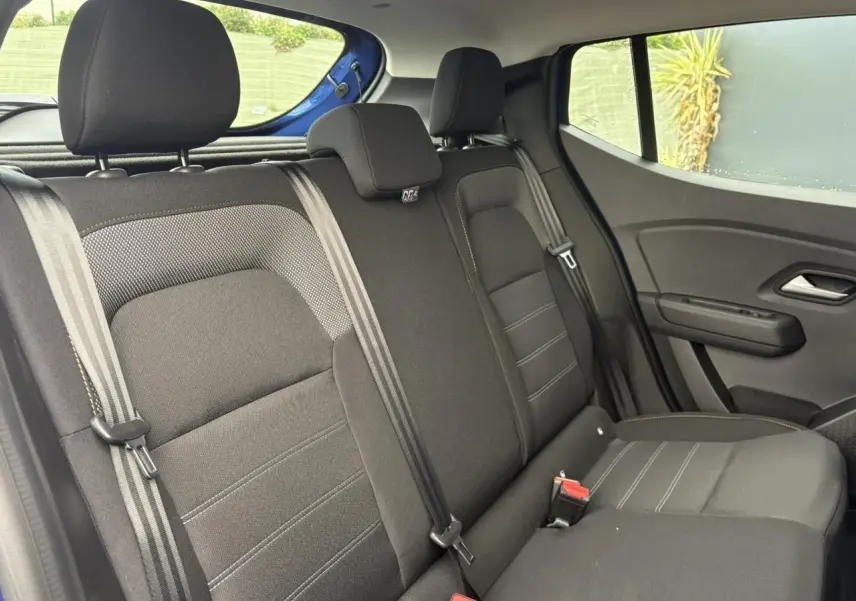 Vue intérieure côté droit des sièges arrière noirs avec appuie-têtes du Dacia Sandero Stepway Bleu Iron 2025.
