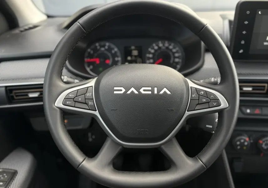 Volant noir avec logo Dacia au centre, vue frontale du poste de conduite de la Sandero Stepway 2025.