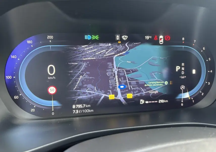 Combiné d'instruments digital du Volvo XC40 B3 MHEV 2024 affichant la navigation et la vitesse à 0 km/h.