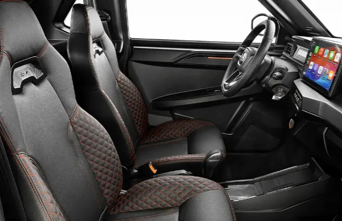 Vue intérieure côté conducteur de la LIGIER JS50 bleu, avec sièges noirs à surpiqûres rouges et écran tactile central.