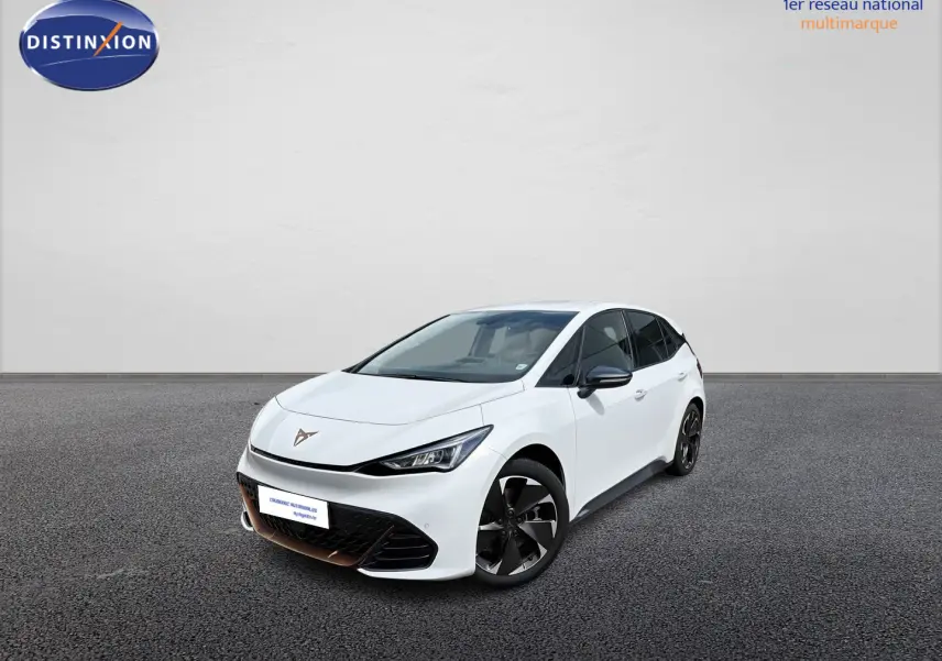 Vue 3/4 avant d'une CUPRA Born blanche avec jantes alliage noires Typhoon et feux LED distinctifs.