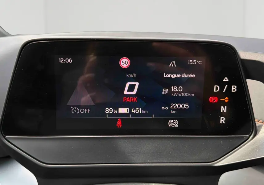 Affichage numérique du tableau de bord du CUPRA Born 2024 montrant vitesse, autonomie batterie et mode parking.