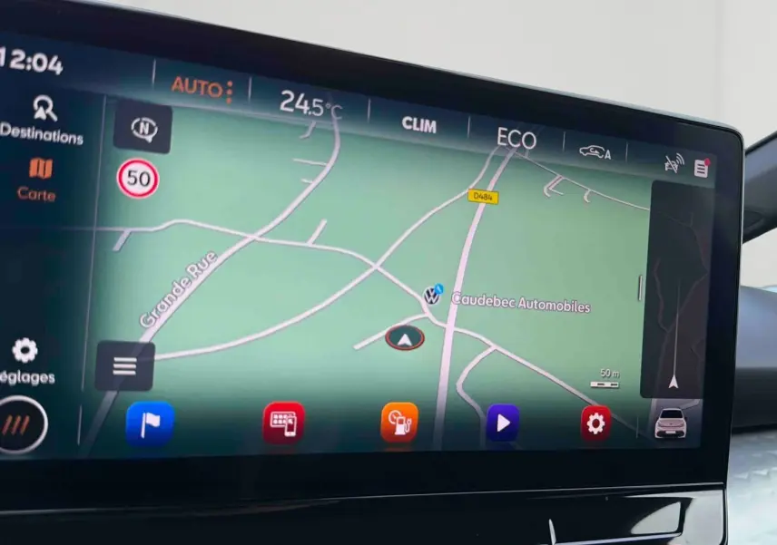 Écran tactile 12 pouces du système de navigation connecté du CUPRA Born e-boost 2024, affichant une carte routière.