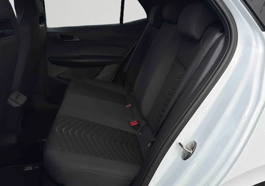 Vue côté droit des sièges arrière noirs avec motifs en chevrons dans une CUPRA BORN blanche 2024.