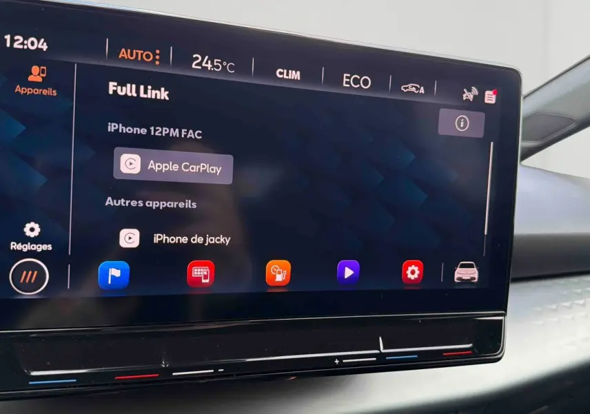 Écran tactile central du CUPRA Born 2024 affichant la connexion Apple CarPlay et les réglages climatiques.