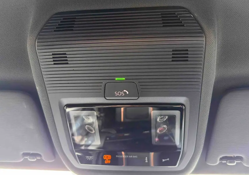 Gros plan sur le plafonnier intérieur gris du CUPRA Born 2024 avec bouton SOS et éclairage LED.