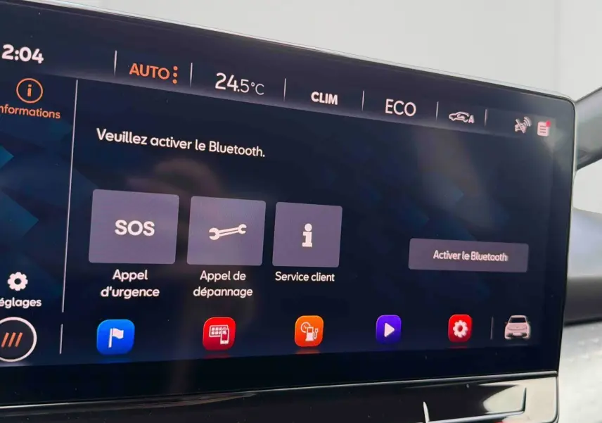 Écran tactile 12 pouces du CUPRA Born 2024 affichant les options d'appel d'urgence et Bluetooth, intérieur moderne.