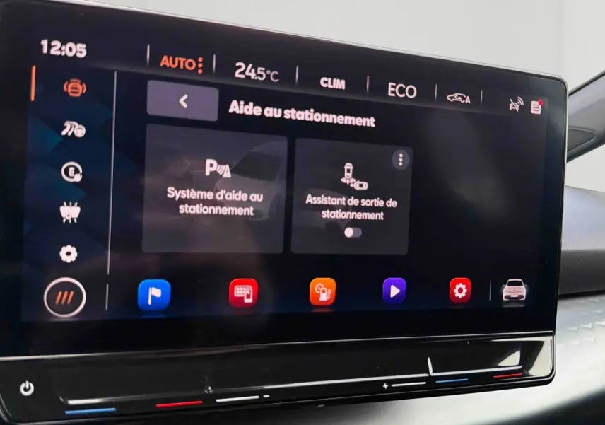 Écran tactile intérieur du CUPRA Born 2024 montrant l'aide au stationnement avec interface moderne et commandes climatiques intégrées.