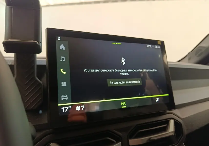 Écran tactile central de 10,10 pouces du tableau de bord du Dacia Duster noir, vue intérieure frontale.