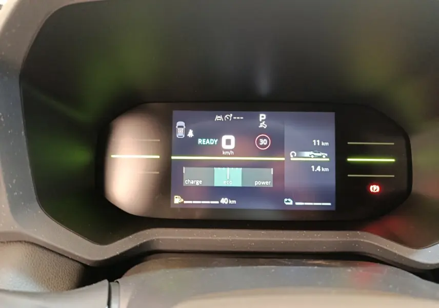 Affichage numérique du combiné instruments du Dacia Duster Journey Hybrid 155, avec indicateurs de vitesse et modes éco.