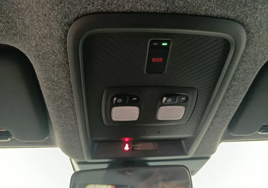 Plafonnier intérieur avec bouton SOS et éclairages, vue du toit du Dacia Duster Journey Hybrid 2026 noir.