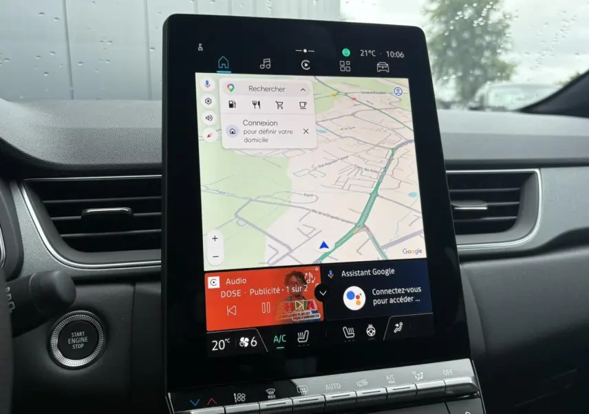 Écran tactile vertical du système multimédia OpenR Link dans un Renault Captur blanc nacré, vue intérieure avant.