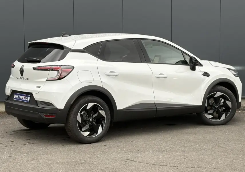 Renault Captur blanc nacré en vue de profil côté droit, avec jantes aluminium 18 pouces et vitres surteintées.