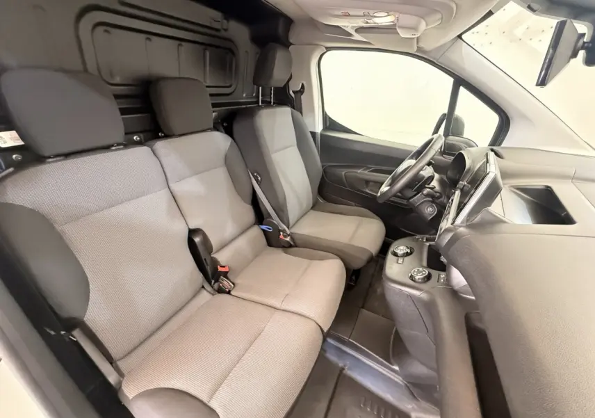Vue intérieure côté droit du Citroën Berlingo 2019, montrant la banquette avant grise et le tableau de bord noir.