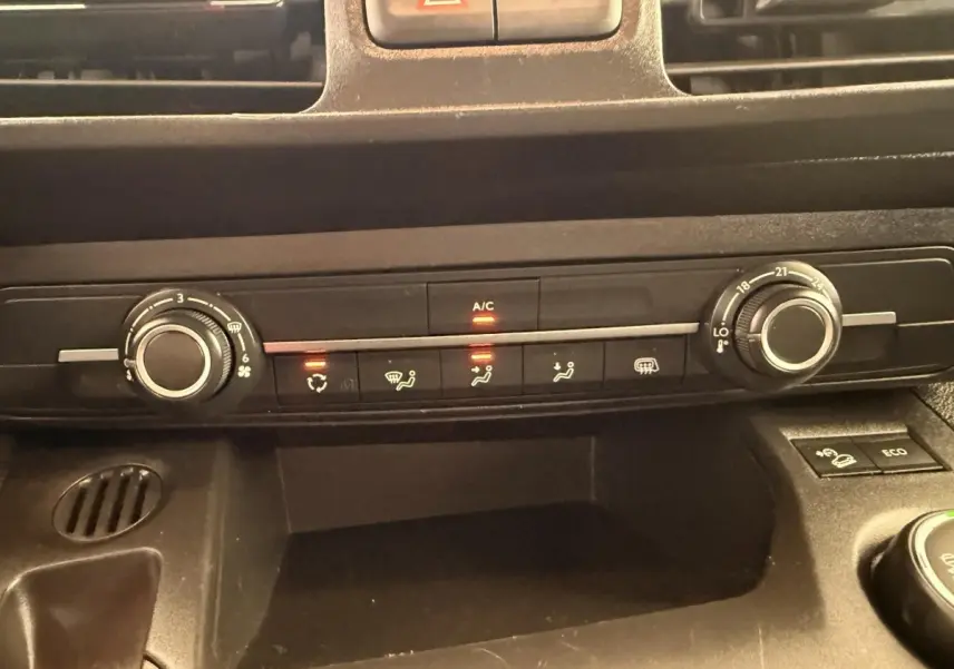 Détail du tableau de bord du Citroën Berlingo 2019 montrant les commandes de climatisation avec voyants allumés.