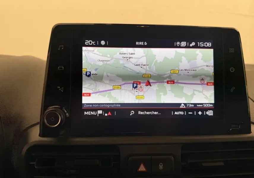 Écran tactile du système de navigation du Citroën Berlingo 2019, vue rapprochée de la console centrale.