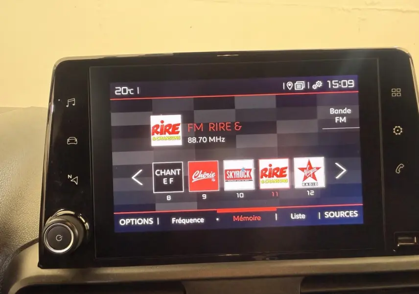 Écran tactile multimédia du Citroën Berlingo 2019 affichant les stations radio FM, avec interface moderne et boutons tactiles.