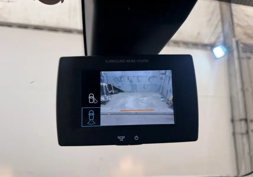 Écran de caméra de recul dans un Citroën Berlingo blanc 2019, vue intérieure centrée sur l'affichage numérique.