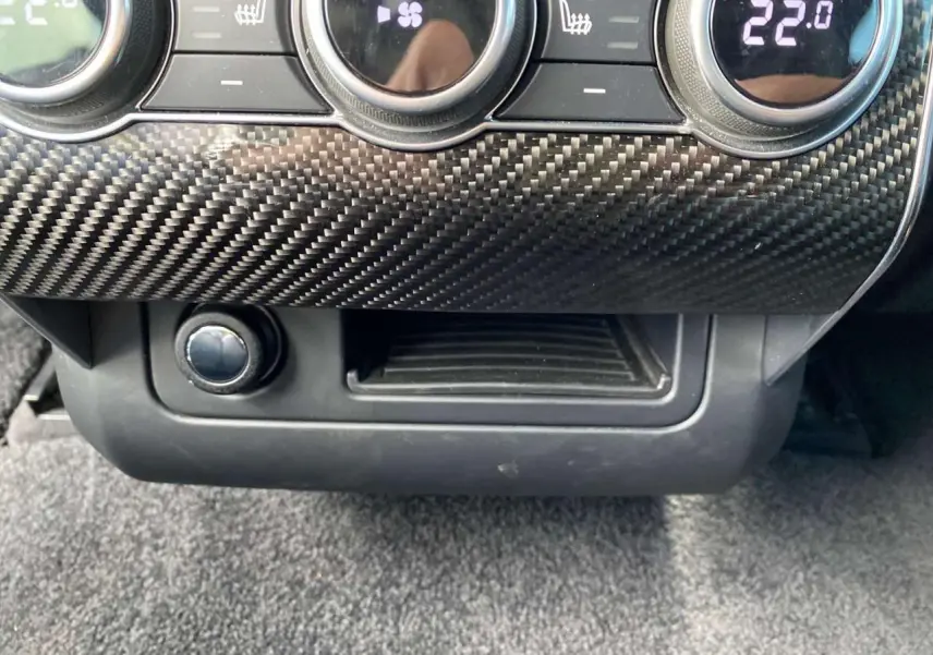 Détail de la console centrale en carbone du Range Rover Sport SVR 2016, avec commandes de climatisation digitales.