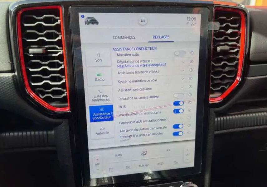 Vue rapprochée de la console centrale du Ford Ranger Raptor 2025, écran tactile avec réglages d'assistance conducteur.