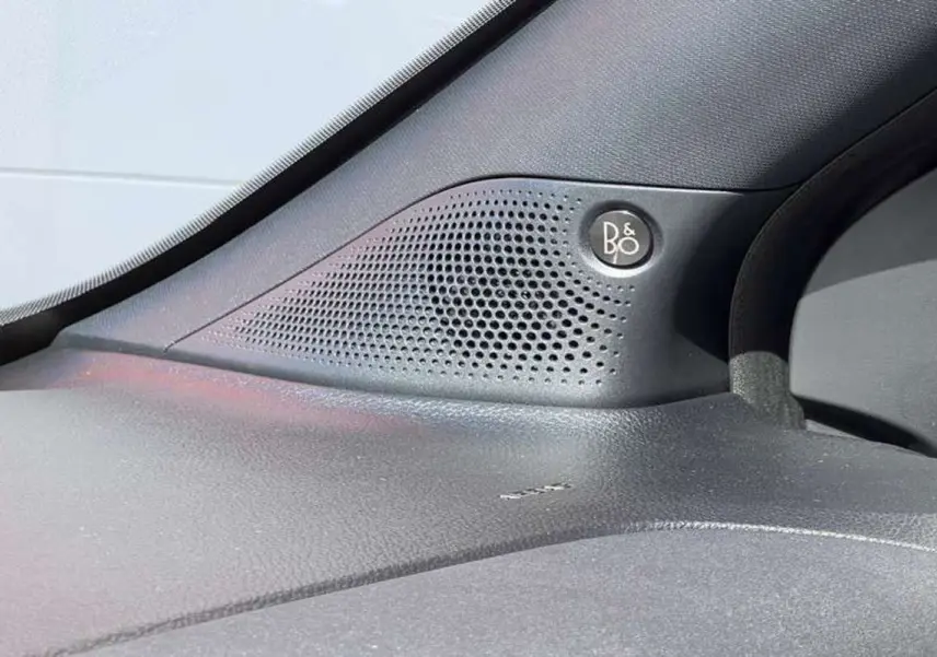 Gros plan sur l'enceinte B&O intégrée au tableau de bord du Ford Ranger Raptor gris météore 2025 côté gauche.