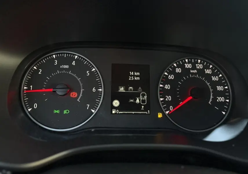 Tableau de bord numérique de Dacia Sandero Stepway 2025 avec compteurs analogiques et indicateurs lumineux allumés.