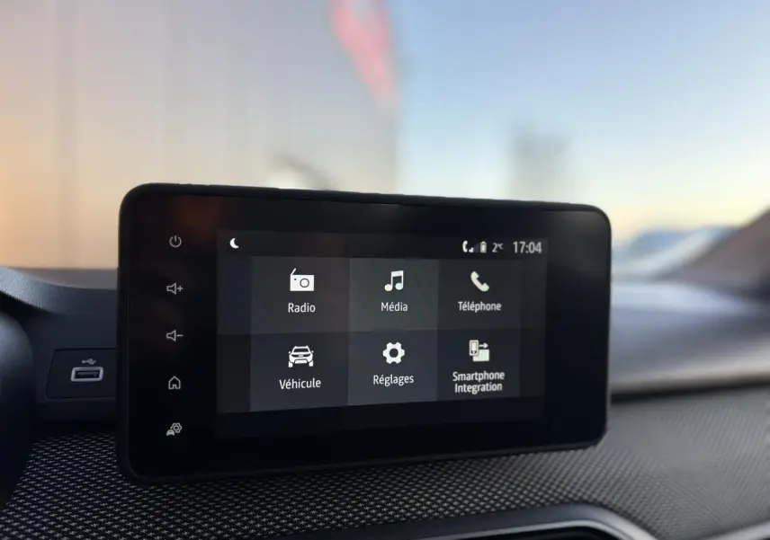 Écran tactile multimédia 8 pouces du tableau de bord de la Dacia Sandero Stepway 2025, vue intérieure frontale.