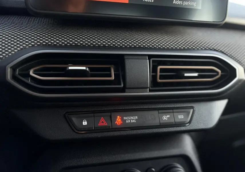 Vue rapprochée des aérateurs centraux et des boutons de contrôle du tableau de bord de la Dacia Sandero Stepway 2025.