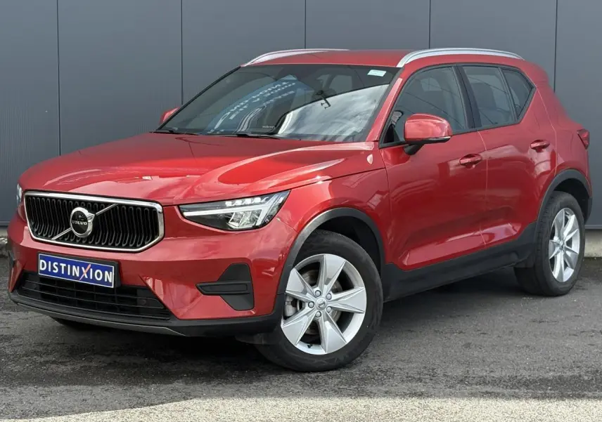 Volvo XC40 B3 MHEV rouge Fusion en 3/4 avant droit, avec jantes alliage 18 pouces et calandre chromée.
