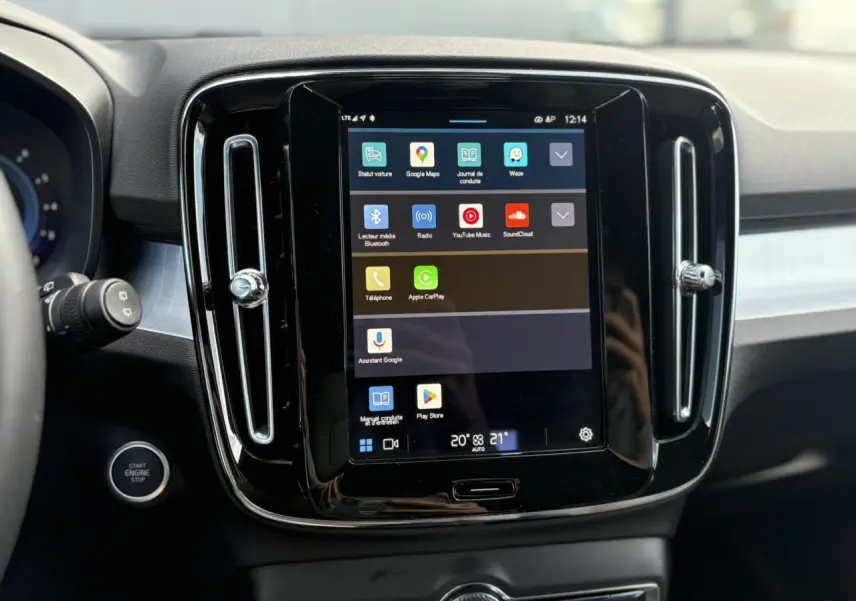 Écran tactile central du Volvo XC40 B3 MHEV 2024 avec commandes multimédia et climatisation automatique.