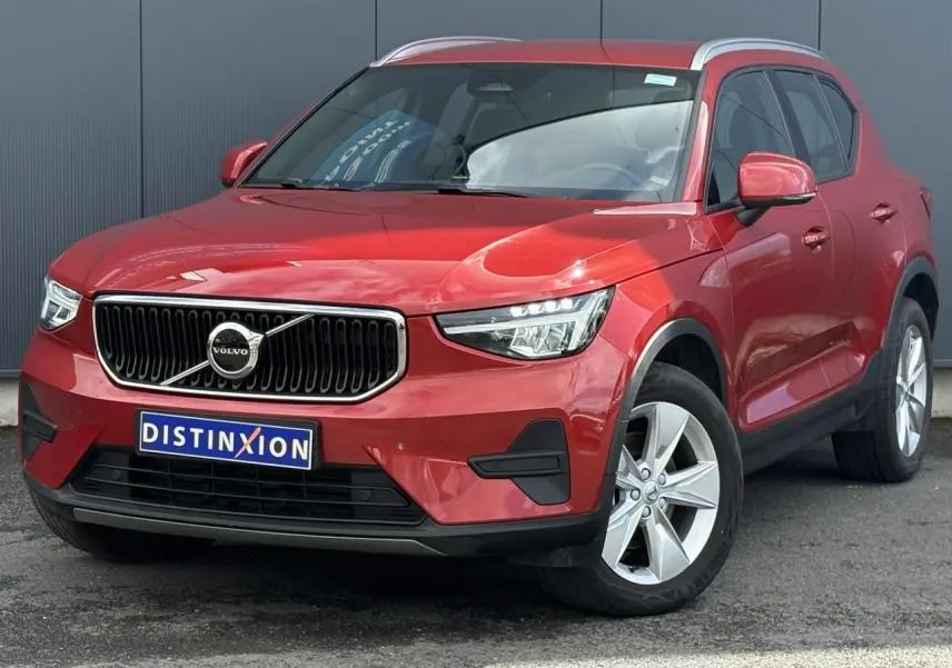 Volvo XC40 rouge Fusion en 3/4 avant droit, jantes alliage 18 pouces et calandre chromée visible.