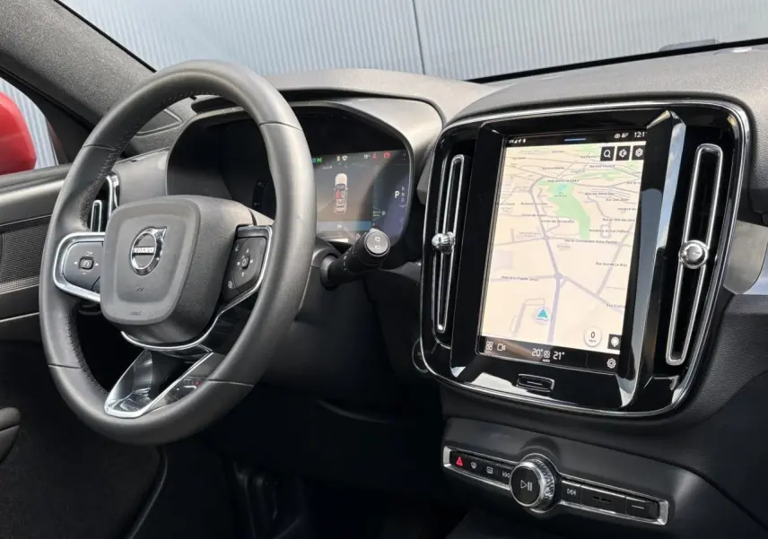 Intérieur du Volvo XC40 B3 MHEV 2024 montrant le volant multifonction et l'écran tactile central avec navigation.