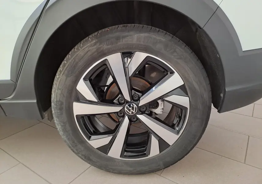 Gros plan sur la jante alliage 17 pouces Aberdeen du Volkswagen Taigo blanc pur, côté arrière droit.