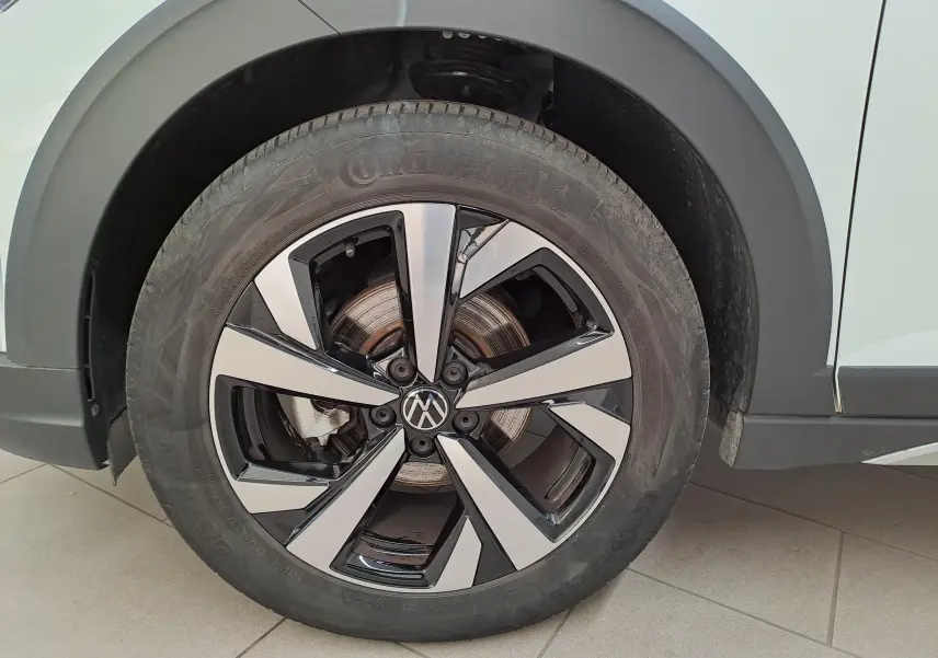 Gros plan sur la jante alliage 17 pouces Aberdeen du côté gauche du Volkswagen Taigo blanc pur 2024.