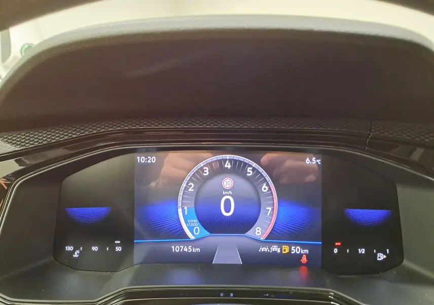 Vue rapprochée du tableau de bord numérique du Volkswagen Taigo 2024 affichant la vitesse à 0 km/h et 10 745 km au compteur.