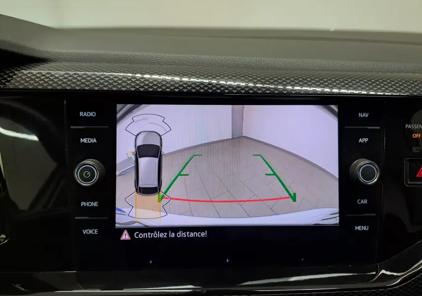 Affichage de la caméra de recul du Volkswagen Taigo blanc pur, avec guidage de trajectoire et alerte de distance.