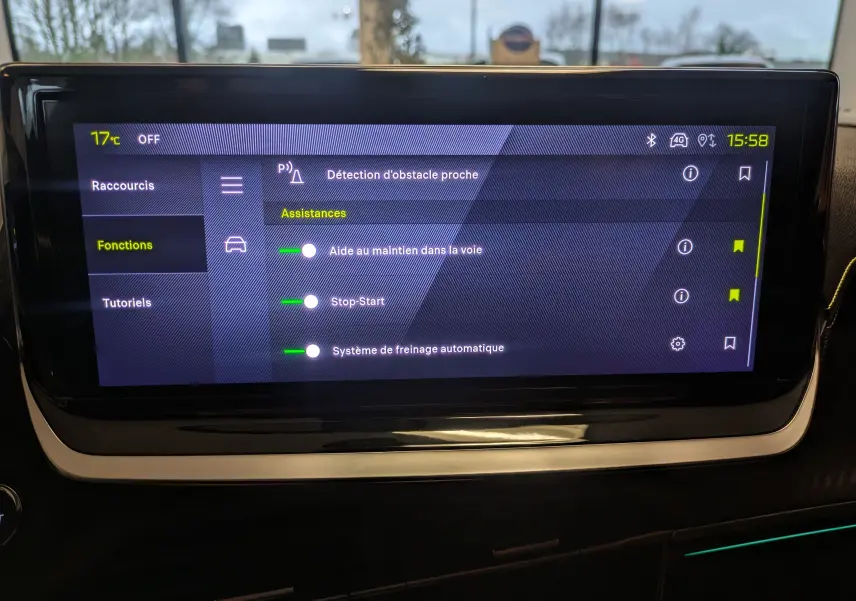 Écran tactile central du Peugeot 2008 Hybrid 145 GT affichant les assistances à la conduite activées.