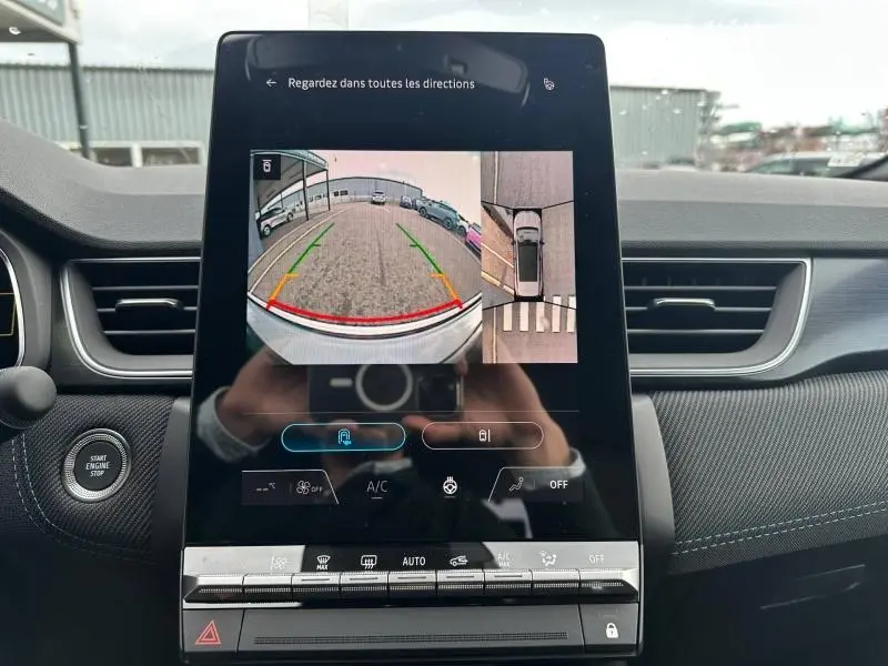 Vue intérieure du tableau de bord du Renault Captur 2026, écran tactile affichant caméra de recul et vue 360° en noir et gris.