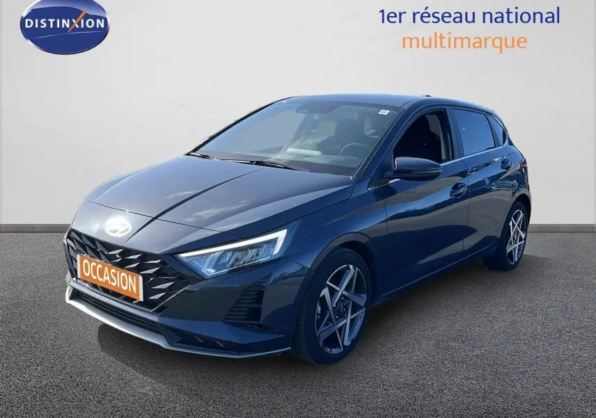 Hyundai i20 gris Aurora métal vue 3/4 avant droit avec calandre noire et jantes alliage biton.